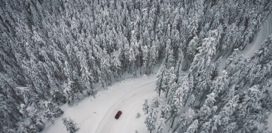 Bil på vei på vintern. FOTO