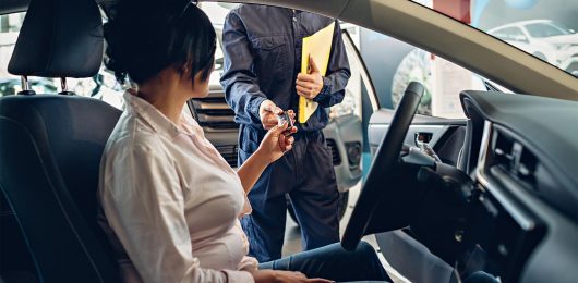 Økonomiservice hos Fix & Drive leverer nøkkel til kunde. FOTO