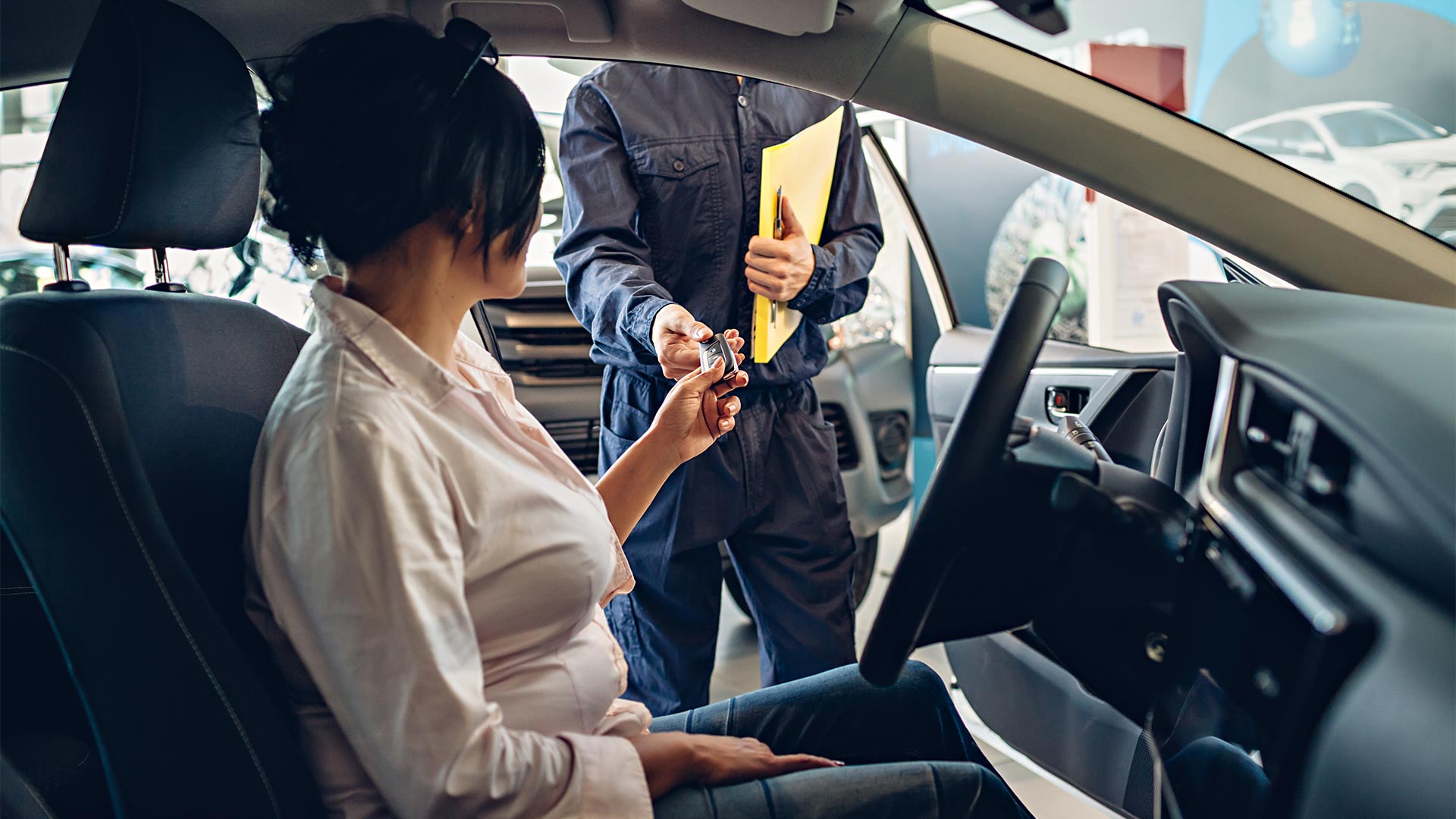 Mekaniker fra Fix & Drive leverer nøkkel til kunde. FOTO